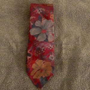 Editions by Van Heusen tie. 100% Polyester.